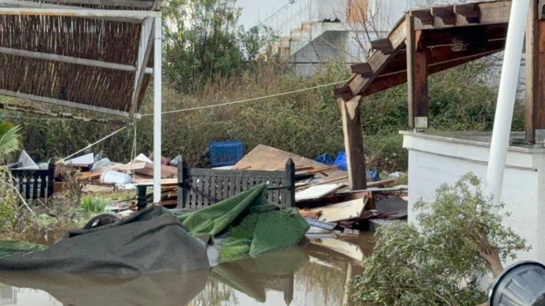 Gece saatlerinde başladı, sağanak yağış sele dönüştü! Sabahın ilk ışıklarıyla selin verdiği hasar ortaya çıktı 12